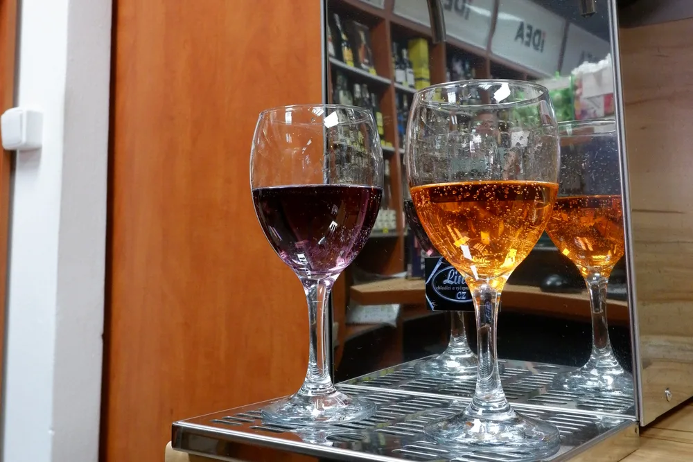 Chlazené lahve frizzante ve Vinotéce IDEA