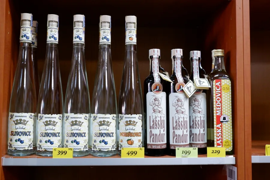 Regál se slivovicemi